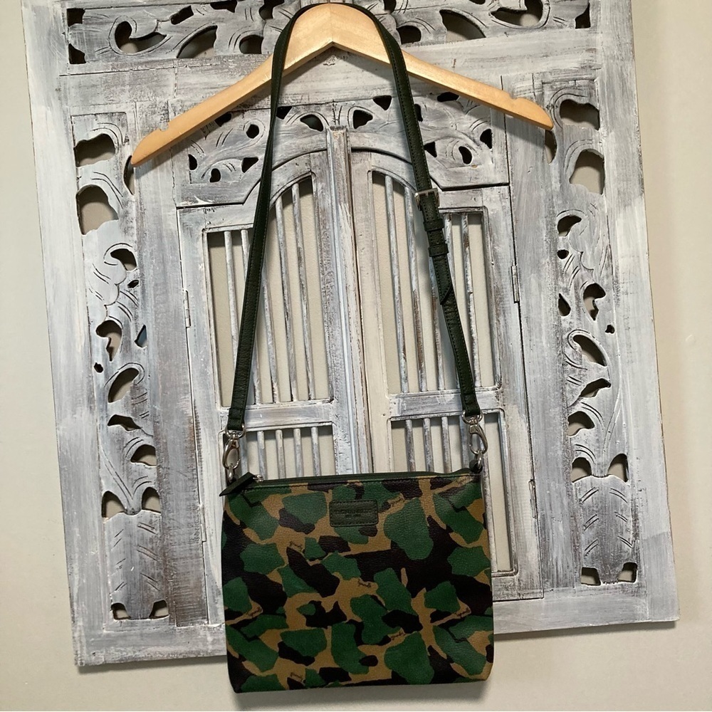 NEW Tignanello Green Leather Camo Zipper Top Crossbody Purse - Picture 2 of 7